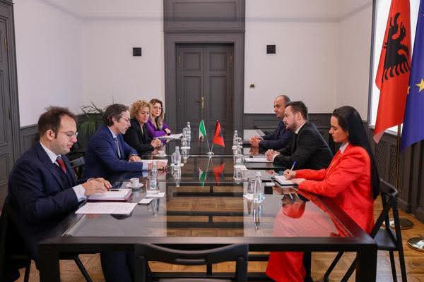 Ministri Salla dhe ambasadori Alberti diskutojnë për bujqësinë e qëndrueshme, sigurinë ushqimore dhe zhvillimin rural
