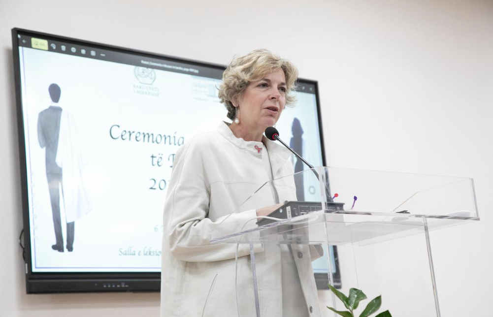 Ceremonia e bluzave të bardha, ministrja Sala: 94% e studentëve të vitit të parë kanë zgjedhur të punojnë në Shqipërinë 2030