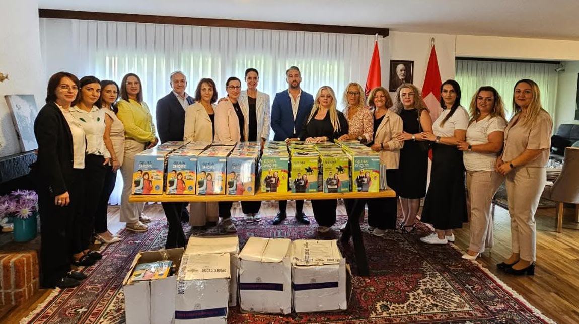 Përfundon shpërndarja e librave falas për nxënësit në diasporë, Kumbaro: Ruajtja e gjuhës dhe identitetit, mban gjallë lidhjen me atdheun