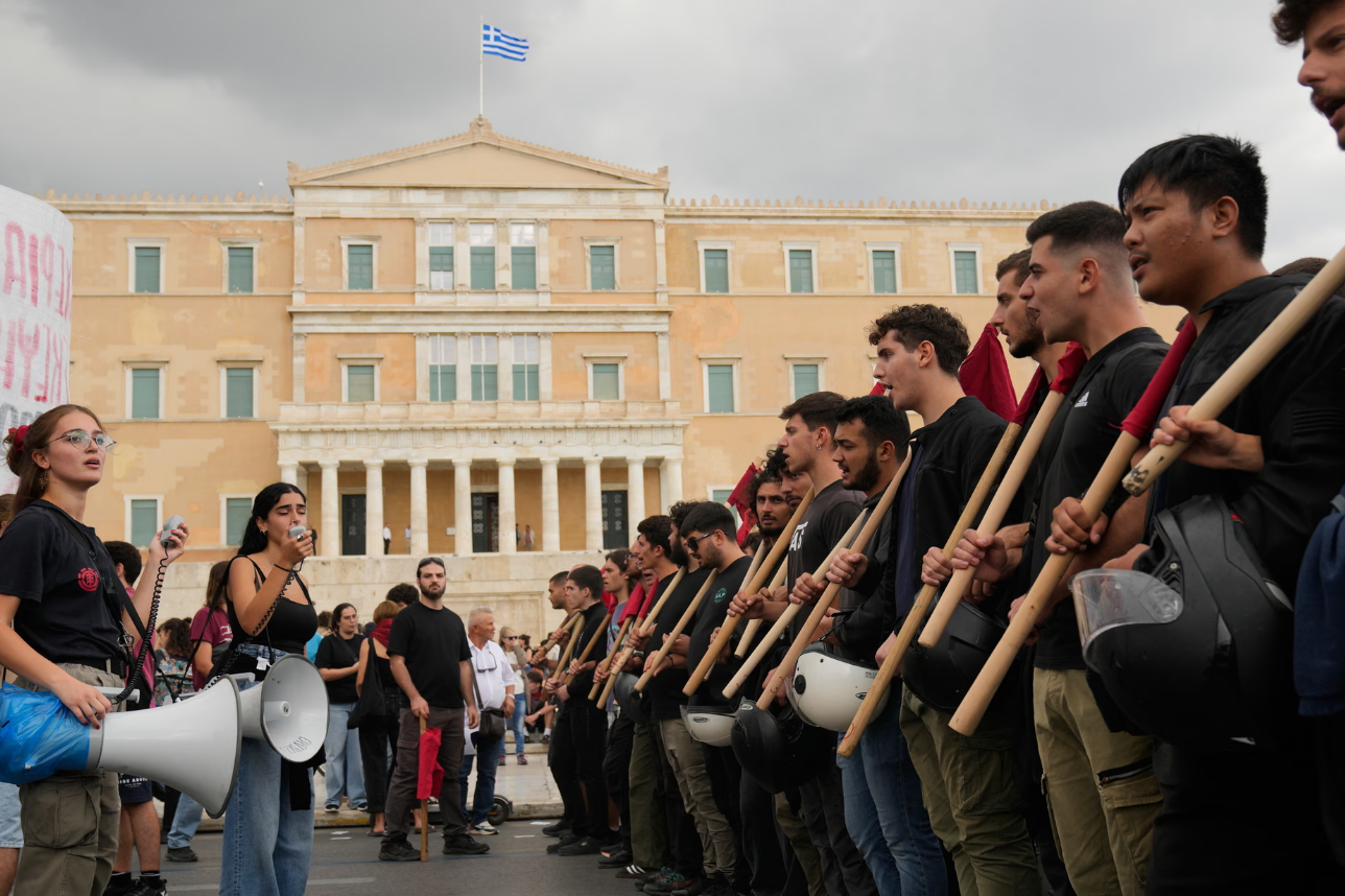 “Ne nuk jemi makina”, punëtorët në Greqi protestojnë kundër zgjatjes së orarit të punës
