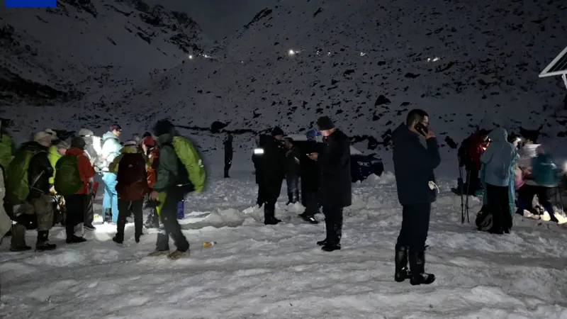 Mbi 200 alpinistë bllokohen nga stuhia e dëborës në malin Everest