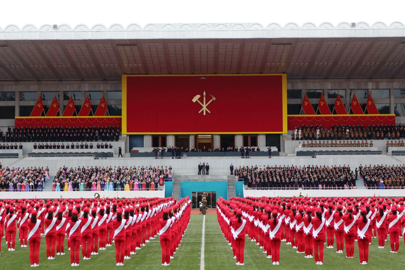 FOTOT- Spektakli i madh i Pjongjangut, Koreja e Veriut feston 80-vjetorin e pushtetit partiak