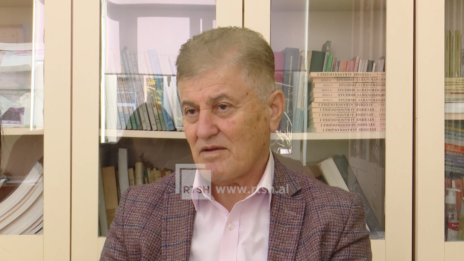 Olger Rrokaj Rreziqet me të cilat përballet gjuha shqipe, Rrokaj: Zhvillimi i gjuhës ...