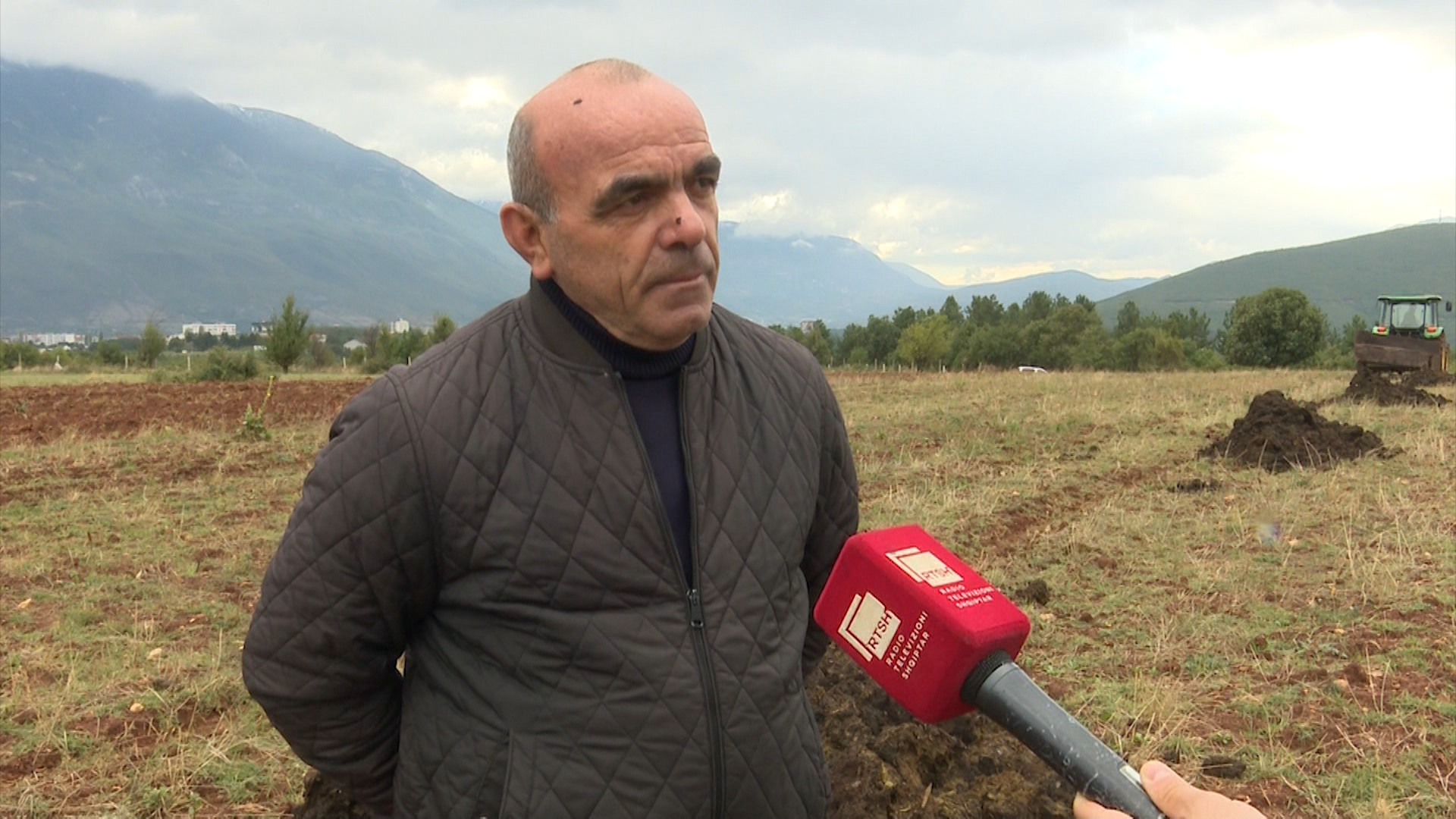 Përgatitja e tokës për mbjellje, është sezoni i grurit e thekrës