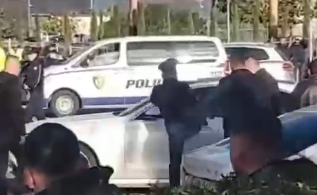 Atentati në Rinas, gjendet e djegur makina e autorëve. Brenda saj, armët e dyshuara që u përdorën për krimin