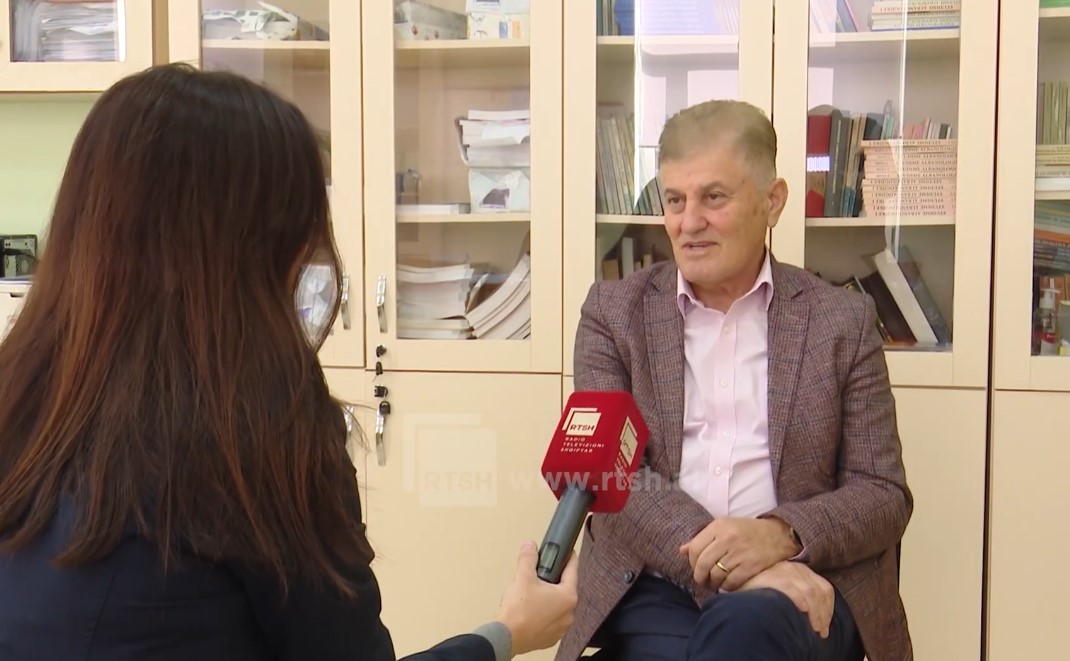 Rishikimi i teksteve shkollore, Rrokaj: Nevojitet pasurimi i teksteve me informacion të përditësuar