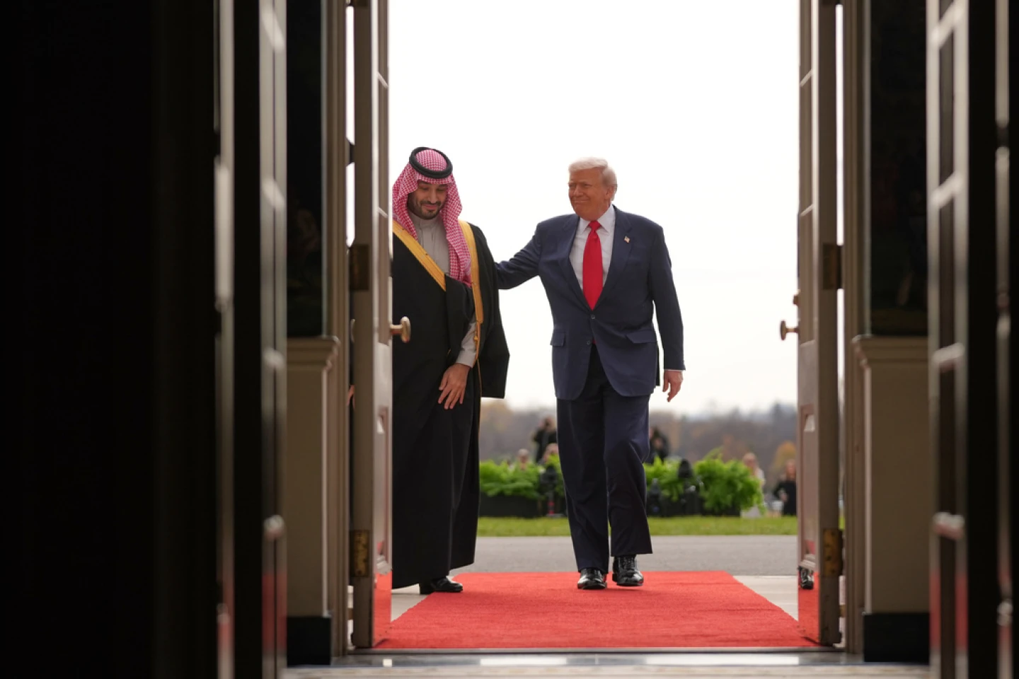 Princi i kurorës së Arabisë Saudite thotë se do të investojë 1 trilion dollarë në SHBA gjatë takimit në Zyrën Ovale me Trump