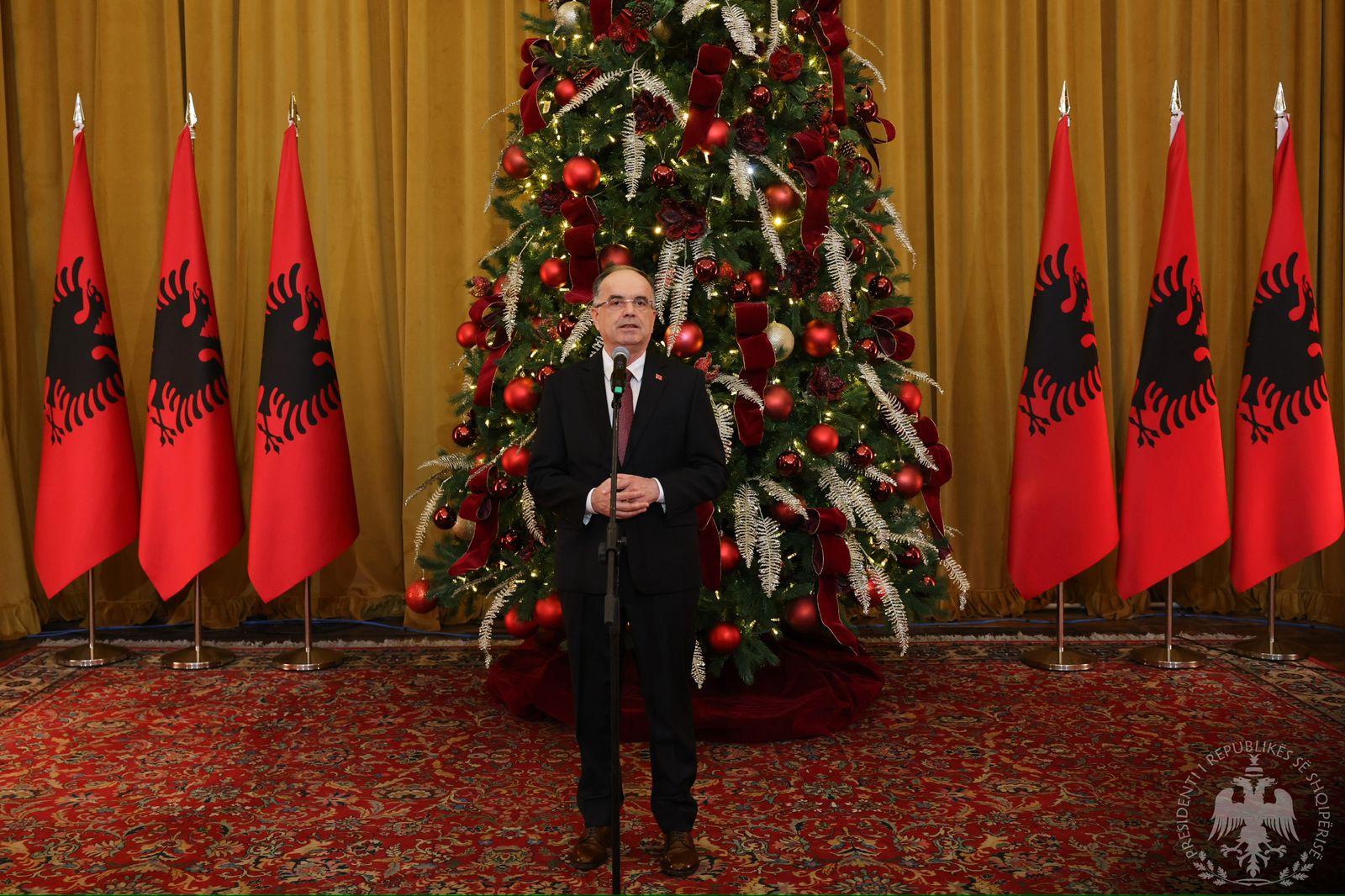Presidenti Begaj pret gazetarët për festat e fundvitit: Profesioni juaj bart përgjegjësi më shumë se ai i mjekut