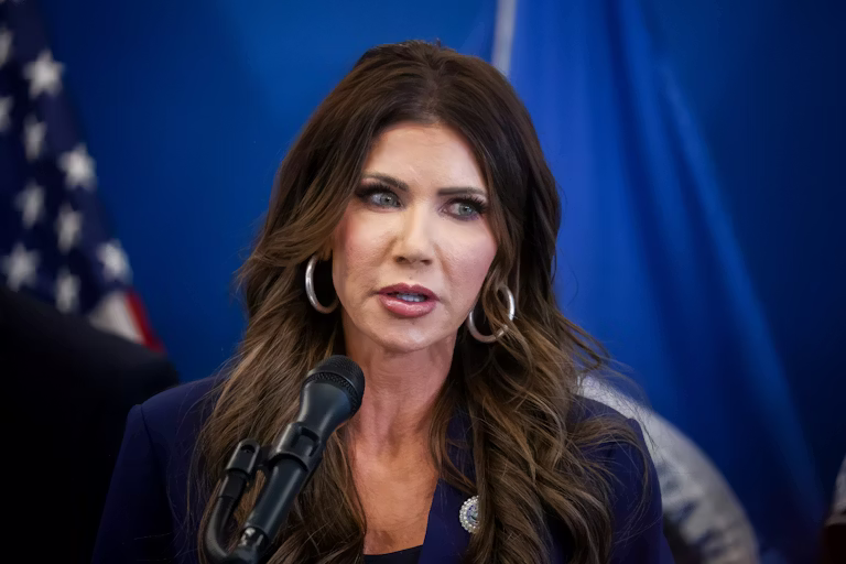 Hetim ndaj Kristi Noem, demokratët kërkojnë shkarkimin: Politikat e saj të deportimit rrezikojnë sigurinë kombëtare