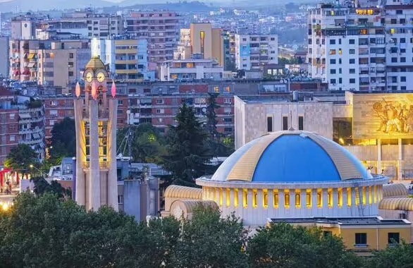 “Daily Express”: Tirana, kryeqyteti europian që të gjithë duhet ta zbulojnë në 2026