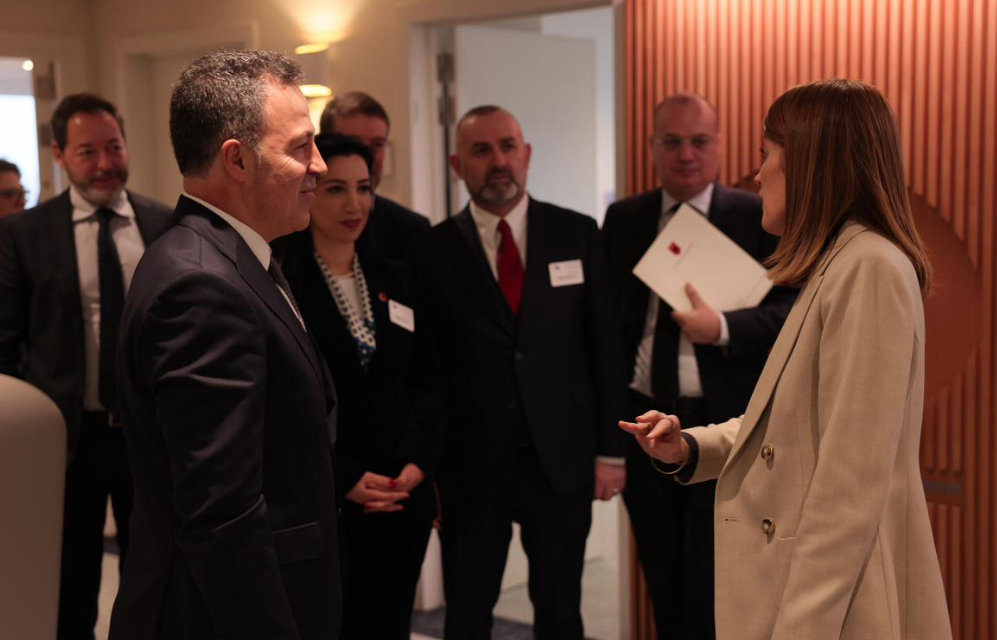 Kryetari i Kuvendit, Niko Peleshi, takim me Presidenten e Parlamentit Europian, Roberta Metsola