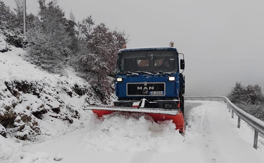 Reshjet e dëborës përfshijnë Korçën, Rama: Bashkia në terren për menaxhimin e situatës, rrugët të hapura