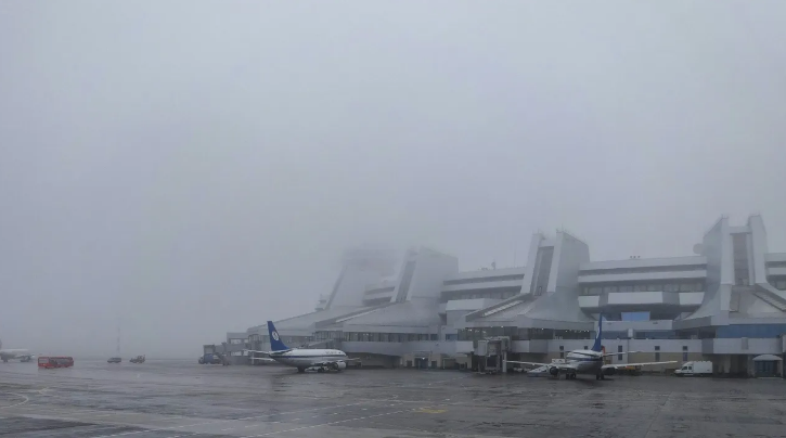 Rihapen aeroportet e Budapestit, Pragës dhe Bratislavës, paralajmërohen vonesa në fluturime