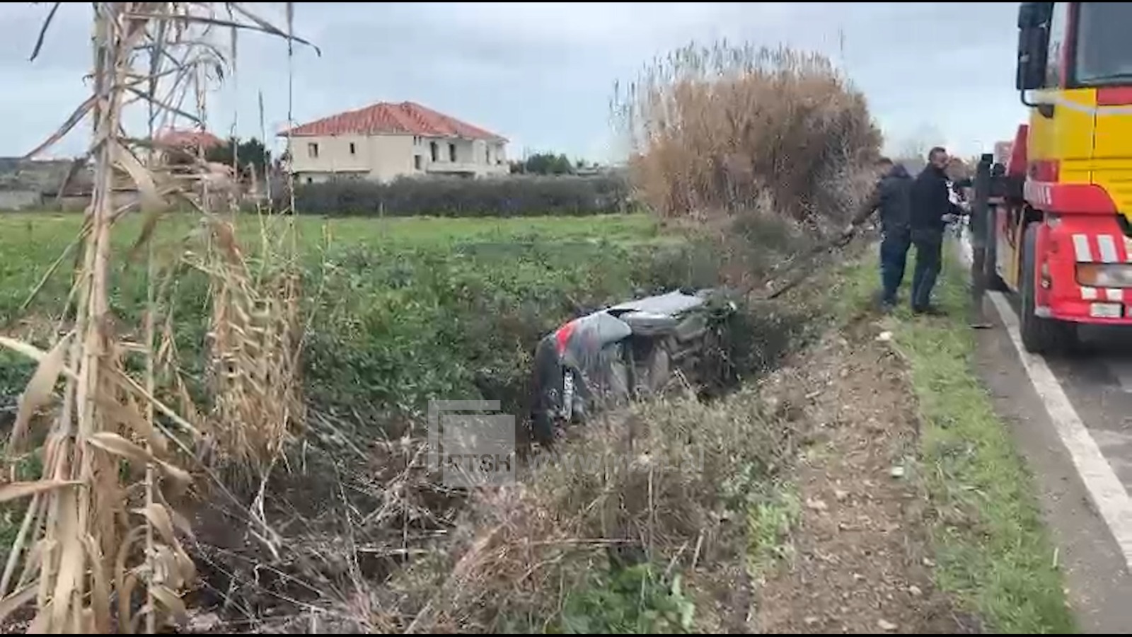 Aksident në aksin Fier–Seman, automjeti përfundon në kanal