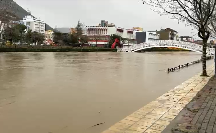 Reshje të dendura në vend/ Policia e Shtetit thirrje shoferëve për kujdes në rrugë, ja akset ku devijohet lëvizja