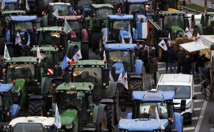 Fermerët bllokojnë rrugët e Parisit – Protestë kundër marrëveshjes BE-Mercosur dhe të ardhurave të ulëta