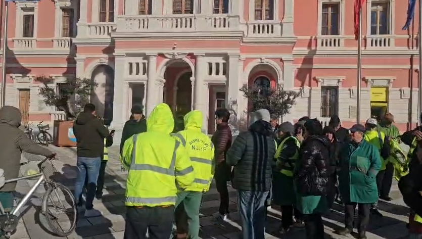 Punonjësit e Gjelbërimit në Vlorë protestë para Bashkisë: Nuk pranojmë bashkimin me sektorin e pastrimit
