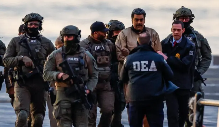 Me pranga në duar dhe të rrethuar nga oficerët e DEA-s, Maduro dhe gruaja e tij shoqërohen me helikopterë dhe makinë të blinduar drejt gjykatës
