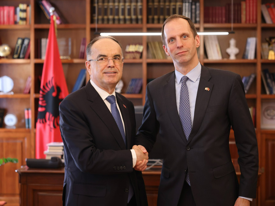 SHBA dhe Shqipëria forcojnë partneritetin në drejtësi, Begaj pret zyrtarin e lartë të DASH: Luftë krimit të organizuar dhe korrupsionit