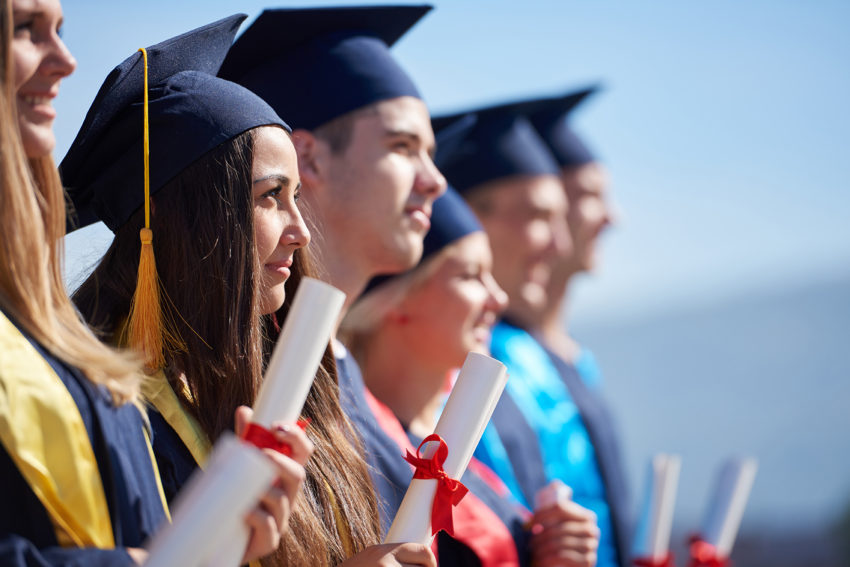 Studentët e ekselencës, Qeveria shtyn kontratat e punës, nuk do të largohen nga administrata