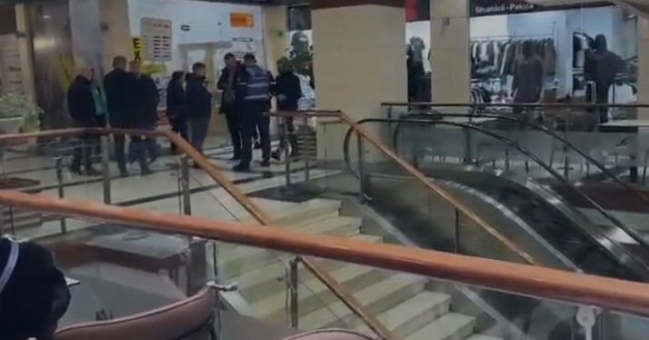 Grabitet pika e këmbimit valutor në Tiranë, autori kërcënoi punonjësit me armë, si ndodhi ngjarja