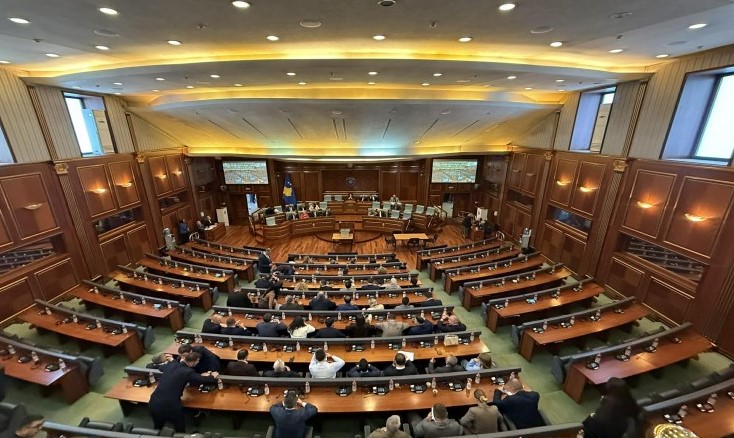 Ngërçi për zgjedhjen e presidentit në Kosovë, mungesa e opozitës shtyn sërish seancën