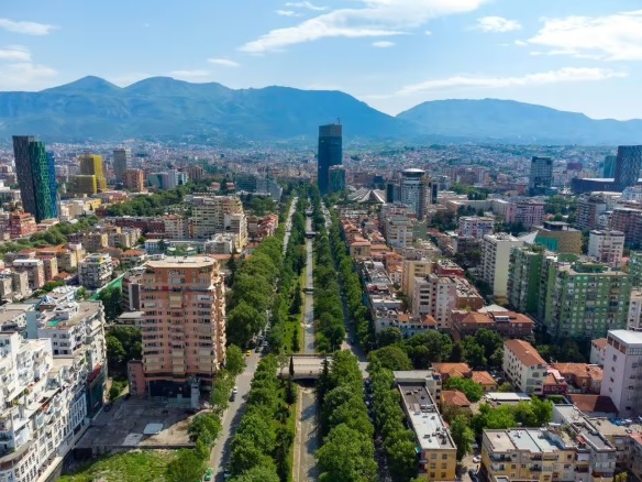 Revista britanike “Express”: Tirana, destinacioni surprizues për një udhëtim pranveror në Evropë