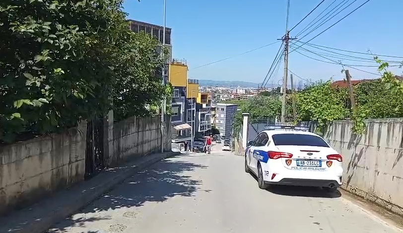 I vihet tritol marketit në Tiranë, autori i maskuar vendosi lëndën plasëse, policia në kërkim të tij