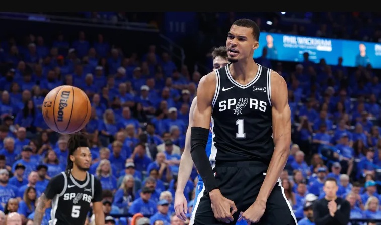 Play-off NBA/ “Alieni” Wemby shkëlqen në finalet e Perëndimit, Spurs fitojnë të parën përballë kampionëve në fuqi pas dy kohëve shtesë