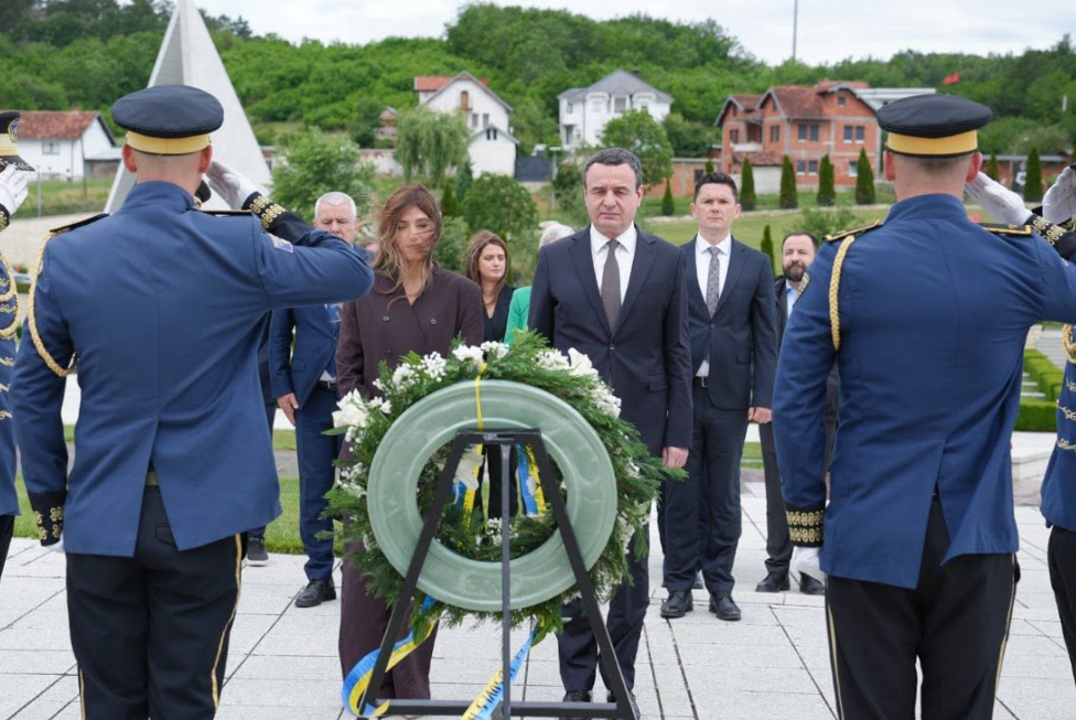 27-vjetori i çlirimit të Kosovës, krerët e shtetit homazhe në Prekaz: Sakrifica e Jasharëve, themeli i lirisë sonë