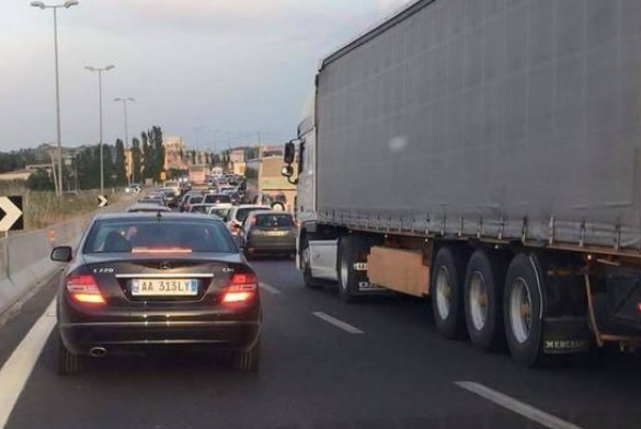Sezoni veror/Nga 19 qershori, kufizime të reja për kamionët dhe mjetet e rënda në rrugët e vendit