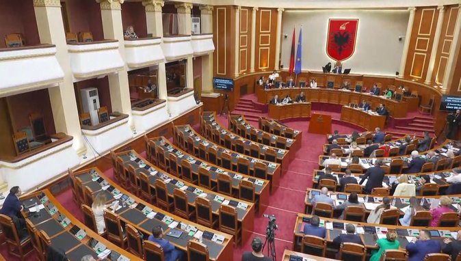 Kuvendi miraton zgjatjen e mandatit të Komisionit për Reformën Zgjedhore dhe rezolutat për 10 institucione, opozita vijon bojkotin