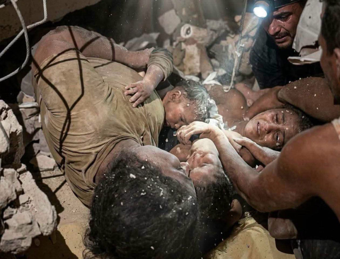 Mrekullia e dekadës në Venezuelë/ Një familje shpëtohet e gjallë pas 12 ditësh nën rrënoja, nëna i ushqeu me gji 3 fëmijët
