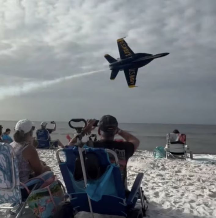 Avioni luftarak fluturon mbi kokat e pushuesve në bregdetin e Florida-s, marina amerikane nis hetim