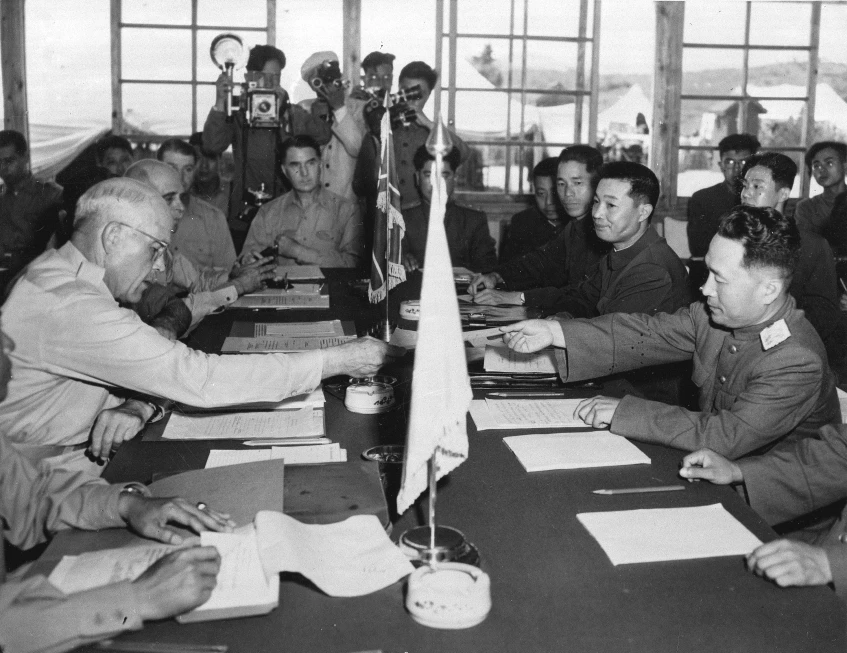 27 korrik 1953, nënshkruhet marrëveshja e armëpushimit në Panmunjom, i jepet fund luftimeve trevjeçare në Kore