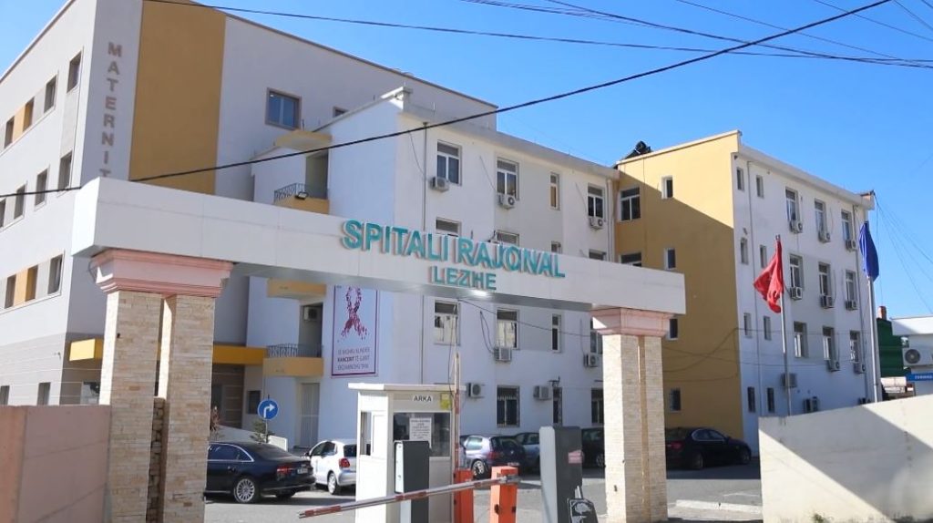 Shkrepje aksidentale arme në Spitalin e Lezhës, 54-vjeçarit i bie pistoleta nga çanta, procedohet penalisht. Në hetim dhe djali i tij