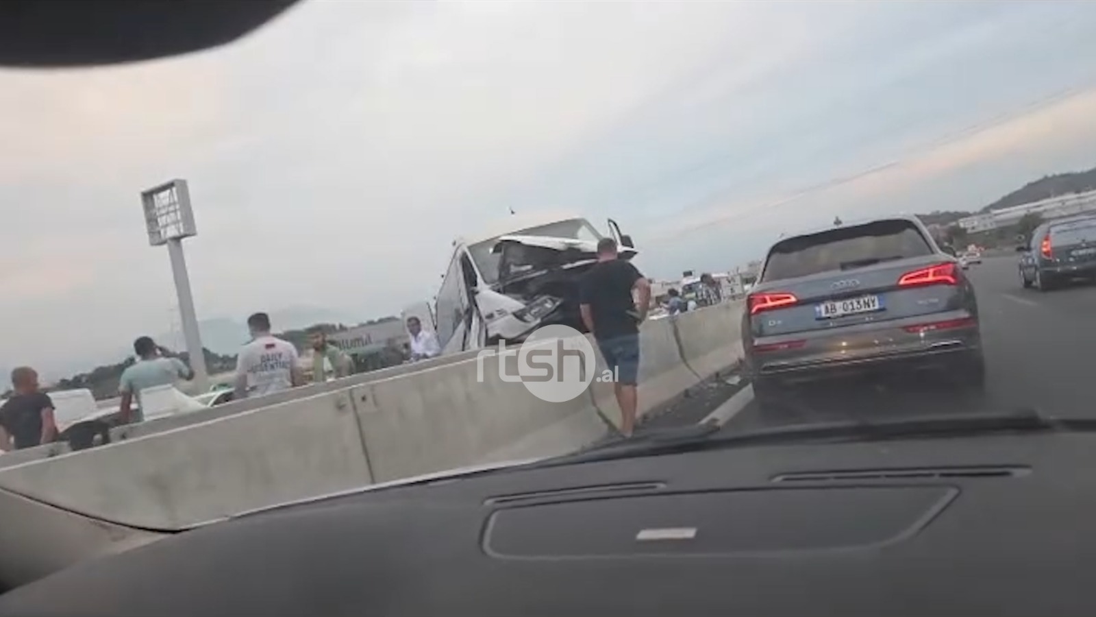 Furgon pasagjerësh humb kontrollin pranë Kasharit, disa të lënduar lehtë