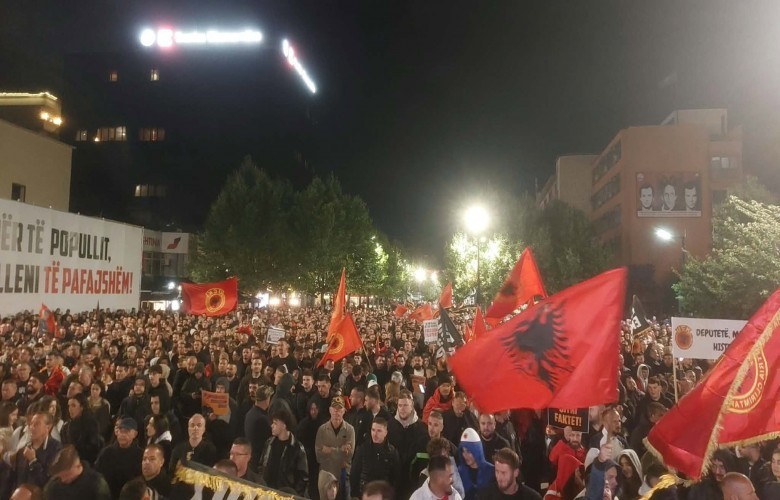 Prishtinë/ Dita e shtatë e protestës në shesh kundër aktgjykimit të Speciales ndaj ish-krerëve të UÇK-së