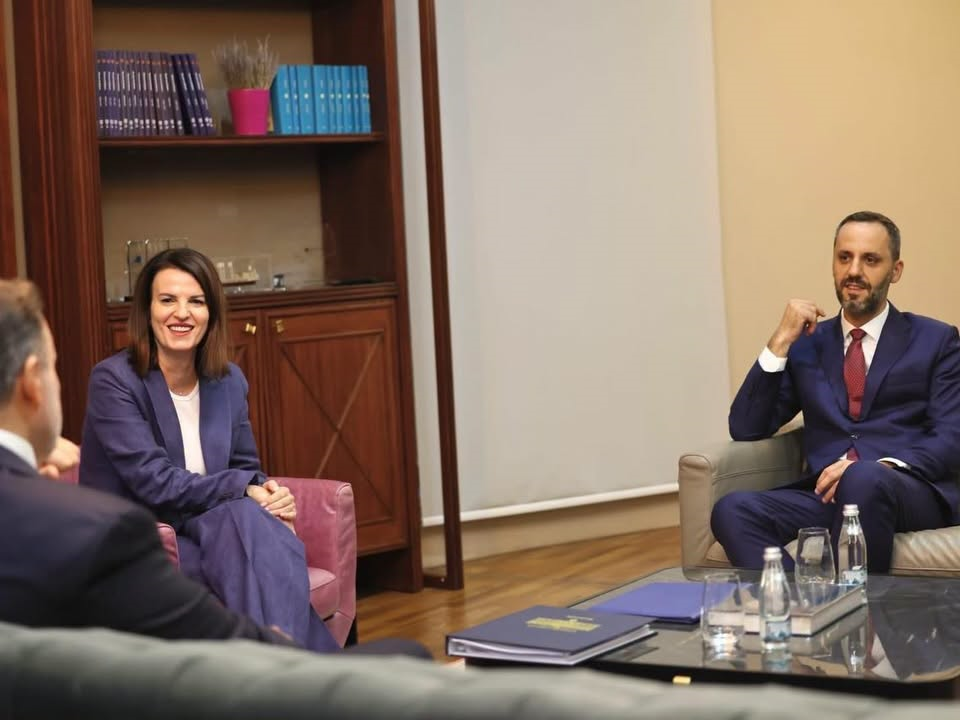 Nga Lamallari te Demo, zëvendëskryeministrja Koçiu pranishme në ndërrimin e stafetës së drejtimit të Ministrisë së Brendshme