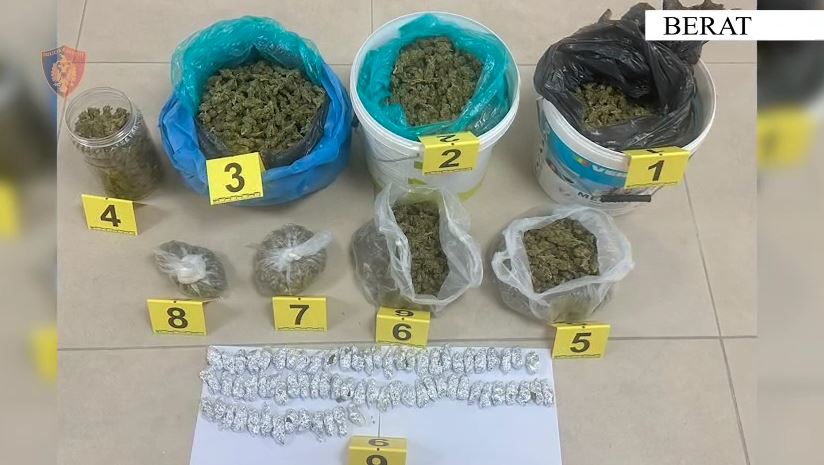 Shpërndanin doza kanabis në shkollat e Kuçovës dhe Moravës, dy të arrestuar