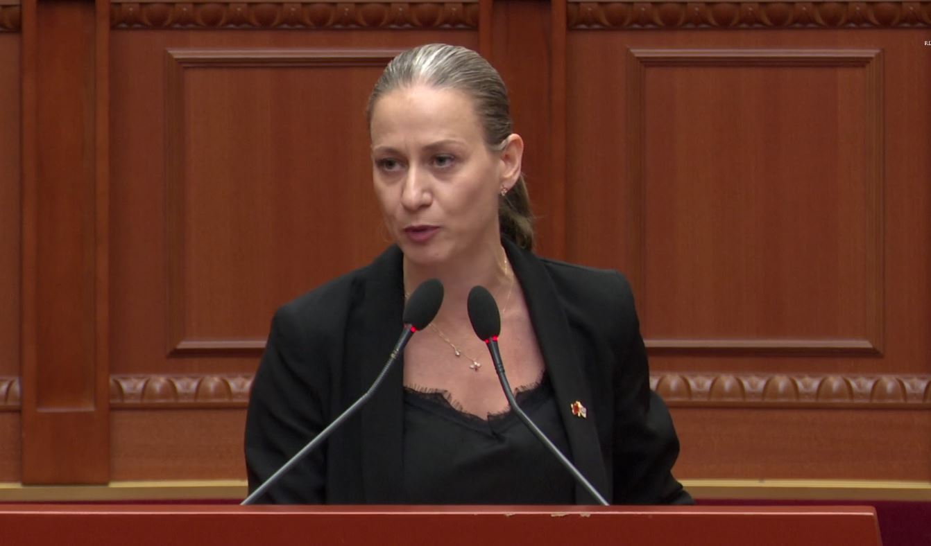 Tensione në Kuvend, ministrja Ismaili: Secili funksionar ka përgjegjësi individuale