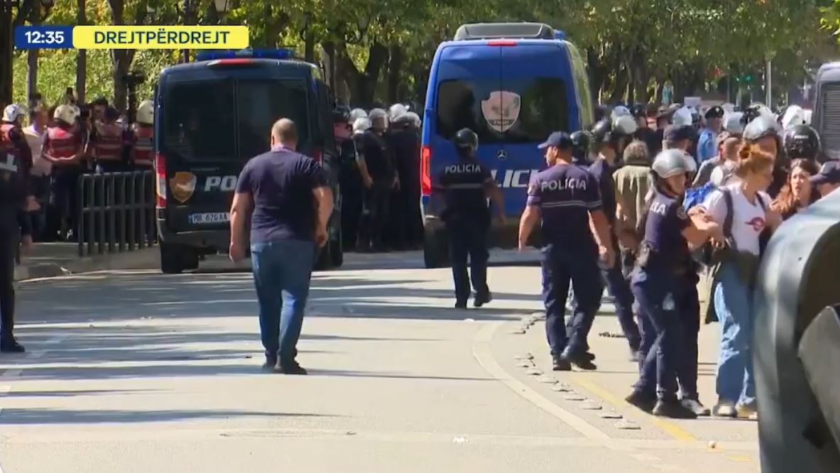 Tensione në protestën pranë Kuvendit, përplasje mes protestuesve dhe policisë, disa të shoqëruar