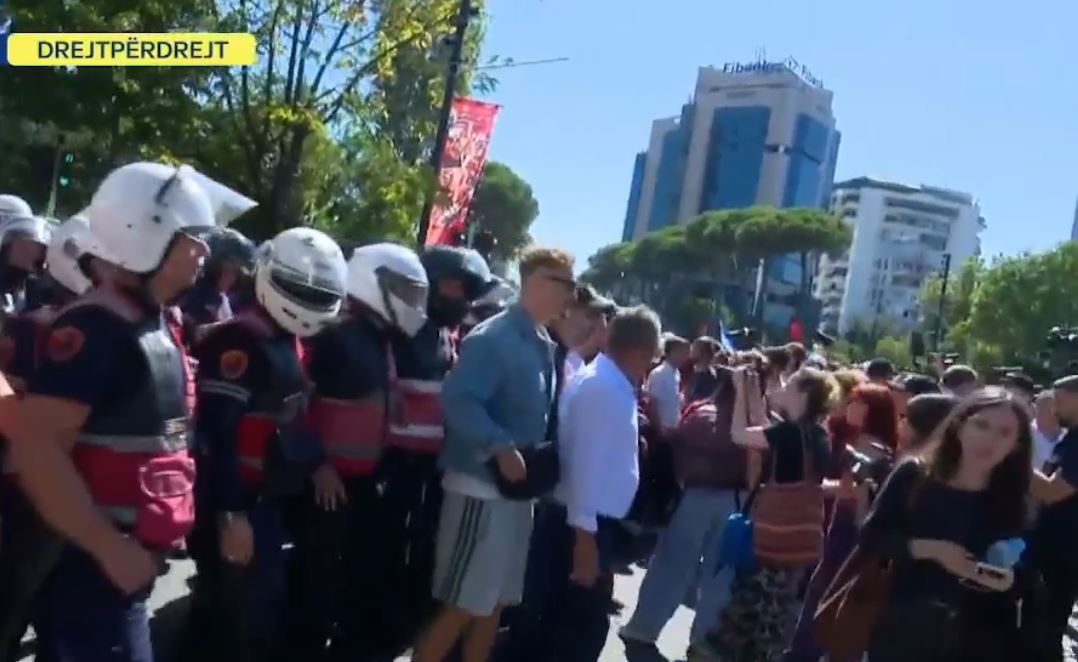 Tensione në protestën pranë Kuvendit, përplasje mes protestuesve dhe policisë, disa të shoqëruar