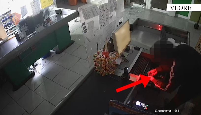 Vlorë/ Theu xhamin e supermarketit dhe vodhi kasën me paratë, arrestohet 32-vjeçari