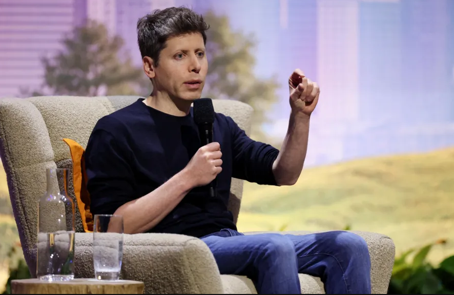 Shefi ekzekutiv i OpenAI, Sam Altman paralajmëron për rreziqet e AI, por kërkon besim te kompanitë