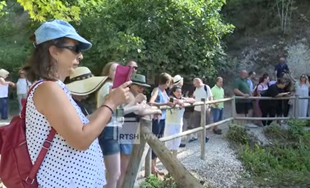 Syri i Kaltër tërheq numër të lartë vizitorësh, fluks i shtuar turistësh gjatë fundjavës