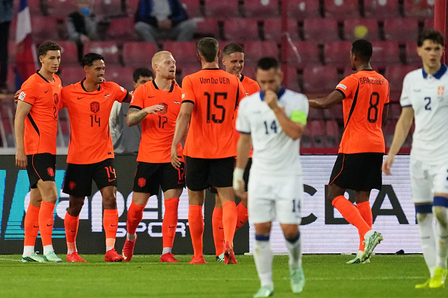 Holanda triumfon në Serbi, fiton edhe Danimarka