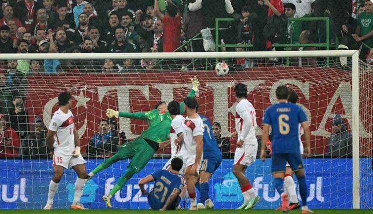Italia fiton dhe bind, katër gola Turqisë