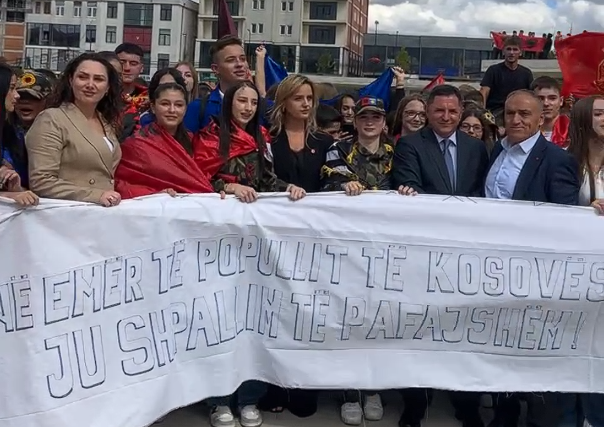 Vendimi i Hagës nxjerr nxënësit në protestë në Malishevë, marshim në mbështetje të ish-krerëve të UÇK-së