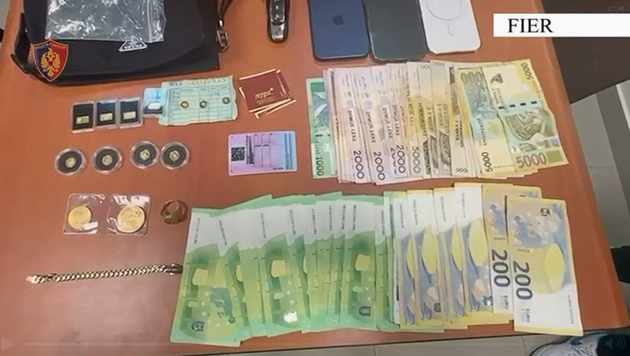 Transportonte 13 lingota dhe monedha floriri, të dyshuara të kontrabanduara, arrestohet 30-vjeçari në Fier